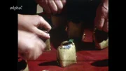 Das Kuhglockenspiel wird von vielen Händen bedient.