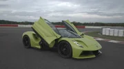 Der Lotus auf der Strecke mit geöffneten Türen.
