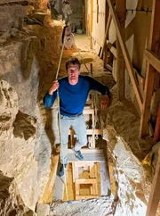 Historiker Dan Snow erkundet das Innere der Stufenpyramide des altägyptischen Königs Djoser in Sakkara (Ägypten).