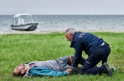 Paul Schott (Tim Wilde, r.) hilft Nico Nolte (Dennis Hermann, l.), dem angeschossen ExFreund der Ermordeten.; ARD WAPO BODENSEE V. STAFFEL, FOLGE 67 (WH.), "Die Affäre", am Dienstag (08.10.24) um 18:50 Uhr im ERSTEN. Paul Schott (Tim Wilde, r.) hilft Nico Nolte (Dennis Hermann, l.), dem angeschossen ExFreund der Ermordeten. © ARD/Nicolas Gradicsky, honorarfrei - Verwendung gemäß der AGB im engen inhaltlichen, redaktionellen Zusammenhang mit genannter ARD-Sendung bei Nennung "Bild: ARD/Nicolas Gradicsky" (S2+). ARD-Programmdirektion/Bildredaktion, pressefoto.daserste@ard.de