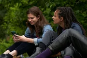 Als Mitbewohnerinnen verbringen Bobbi (Sasha Lane, r.) und Frances (Alison Oliver, l.) noch mehr Zeit zusammen als vorher. Aber als Frances eine Nachricht bekommt, muss sie plötzlich los.