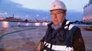 Emslotse Uwe Janßen koordiniert in seinem Job die Zusammenarbeit zwischen Schleppern, Seeleuten und Festmachern.