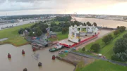 Das riesige Bauteil einer Offshore-Lachsfarm soll von Emden nach Norwegen geschleppt werden.
