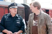 Jochen Kreuzer (Patrick von Blume, r.), Leiter des Sozialprojekts "Pauli Biker", berichtet Hans (Bruno F. Apitz, l.) von den finanziellen Problemen des Vereins.