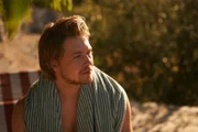 Als die Veranstalter des Stücks jemand anderen besetzen, droht der Kroatien-Urlaub für Nick (Joe Alwyn) ein echter Reinfall zu werden. Doch dann bringt ihn etwas schnell wieder auf andere Gedanken.