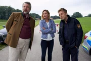 Mit Hilfe von Polizeihauptmeister Mohr (Max Müller, r.) verschaffen sich die Kommissare Stadler (Dieter Fischer, l.) und Winter (Vanessa Eckart, M.) einen ersten Eindruck vom Tatort.