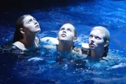 Die drei Freundinnen (Cleo: Phoebe Tonkin, l.; Emma: Claire Holt, (m.) und Rikki: Cariba Heine, r.) im Mondsee. Es gibt nur einen Ausweg aus der Höhle, sie müssen durch den Mondsee unterirdisch ins offene Meer tauchen. Gerade als sie im Wasser sind, scheint der Vollmond durch die Vulkan-Öffnung, ein mystischer Moment.