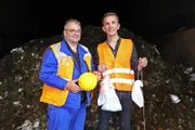 In der Biomasseanlage wollen Eric und der Experte Thomas Geissler für ein PUR+ -Experiment drei Wäschebeutel mit als kompostierbar deklarierten Inhalten im Bioabfall versenken.
