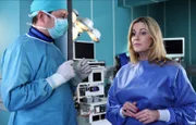 Sarah Marquardt (Alexa Maria Surholt) hat mitbekommen, dass ihr Sohn Bastian gerade an der Hand operiert wird. In ihrer Sorge kann sie es nicht abwarten und stört Dr. Philipp Brentano (Thomas Koch) mitten in der OP.