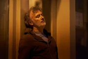 Der alleinlebende Vater Dennis (Tommy Tiernan) ist am Ende. Verwahrlost streift er durch die Stadt auf der Suche nach dem nächsten Drink, bis ihm eine peinliche Begegnung die Augen öffnet.