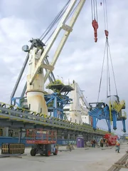 Shaine und seine Kollegen entladen einen Zug mit 45 Waggons mit dem begehrten Material am Hafen von Baton Rouge, damit sie per Schiff auf die Reise nach England gehen können.