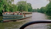 Von Rahnsdorf bis nach Spandau. Eine unterhaltsame Zeitreise in das Spree-Athen der 60er, 70er und 80er Jahre. Viele Erinnerungen an das alte Berlin - immer an der Spree entlang. - Dampferfahrt auf der Spree.