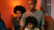 Das innere Kind: Lalo (Lamin Leroy Gibba, Mitte) ist seinem 15-jährigen (Addis Amadou, li.) und 8-jährigen Ich (Joel Ngari, re.) ganz nah, wenn er Videos aus seiner Kindheit anschaut.