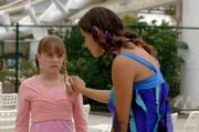 Kims (Cleo Massey, li.) Plan, das Meerjungfrauen-Geheimnis aufzudecken, ist gescheitert. Wie ein begossener Pudel steht sie vor Cleo (Phoebe Tonkin, re.).