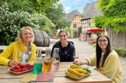 Anna Lena Dörr (links) beim Sensorik-Test bei den Wasem-Schwestern Julia und Marie.