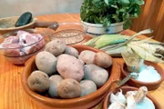 Für den traditionellen Eintopf Potaje de Berros benötigt man Brunnenkresse, Gemüse und Schweinefleisch.