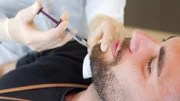 Längst entscheiden sich auch junge Männer für Beauty-Eingriffe, auch Peter.