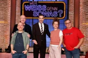 Moderator Kai Pflaume (M.) und seine Rateteam-Kapitäne Bernhard Hoëcker (v.l.) und Elton (r.) begrüßen in dieser Sendung den Komiker Mike Krüger (h.l.) und die Schauspielerin Klara Deutschmann (2.v.r.).