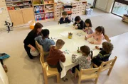 Seit der ersten PISA-Studie vor 25 Jahren fordern Expert:innen, dass die frühkindliche Förderung ausgebaut werden muss. Doch Kitas haben mit immer weniger Ressourcen und Personal zu kämpfen.