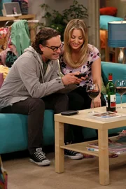 L-R: Leonard Hofstadter (Johnny Galecki), Penny (Kaley Cuoco)