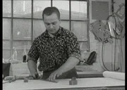 Am 8. Mai ist der Krieg vorbei - aber Berlin liegt in Trümmern. Allen Widrigkeiten zum Trotz werden auch an diesem Tag Kinder geboren - ihren Lebensweg verfolgt der Film "Geboren am 8. Mai 1945" von 1969. Im Bild: Bernd Weimer, der beim HPS Buchstabenbau arbeitet.