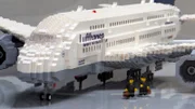 Aus 7126 Lego-Steinen besteht dieser Airbus A380 von Nils Hartwig. Den Bauplan hat der Zahntechniker selbst erstellt. Jetzt darf er den Flieger am Flughafen ausstellen.