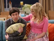 L-R: Howard Wolowitz (Simon Helberg), Bernadette Rostenkowski (Melissa Rauch)