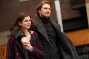 Zwischen Frances (Alison Oliver) und Nick (Joe Alwyn) scheint alles wieder besser zu laufen. Doch das ändert sich plötzlich auf einen Schlag.