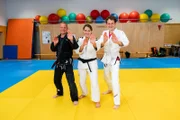 Sophia und Frank haben beide einen schwarzen Gürtel in Jiu Jitsu. Von ihnen lernt Julian (rechts) coole Tricks zu Selbstverteidigung.