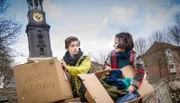 Till (Otto von Grevenmoor) und Jale (Ava Sophie Richter) sortieren Kleidung für Flüchtlinge.