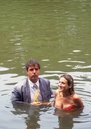 Das Treffen zwischen Carrie (Sarah Jessica Parker, r.) und Big (Chris Noth, l.) fällt im wahrsten Sinne des Wortes ins Wasser.