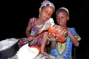 Am Abend haben Awena und Abduli endlich eine leckere Krabbe zum Essen.