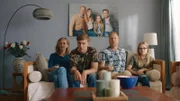 Die Familie sieht sich „Free Willy“ an. Kees muss weinen.
