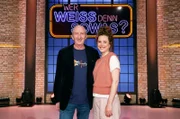 Treten bei "Wer weiß denn sowas?" als Kandidat:innen an: Der Komiker Mike Krüger (l.) und der Schauspielerin Klara Deutschmann (r.).