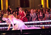 Auf dem Laufsteg bricht Sofie (Sonja Harum, l.), die Nichte von Linda (Amy Carlson, 2.v.l.) plötzlich zusammen. Wendy (Laurie Williams, 3.v.r.), Nicky (Sami Gayle, 2.v.r.) und Erin (Bridget Moynahan, r.) sind besorgt ...