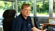 Auf dem Mittellandkanal zu Hause - Schiffsführer Andreas Hausner transportiert mit der "Niedersachsen 22" Waren.
