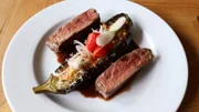 Das Hauptgericht von Spitzenkoch Ali Güngörmüs: In Rotwein pochierte Rindermedallions und mit Fregola Sarda gefüllte Auberginen.