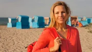 Moderatorin Andrea Grießmann am Strand von Ahrenshoop.