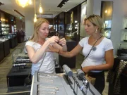 Kandidatin Christine (l.) und Shoppingbegleitung Alexa +++ Die Verwendung des sendungsbezogenen Materials ist nur mit dem Hinweis und Verlinkung auf RTL+ gestattet.