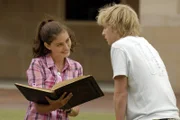 Lewis (Angus McLaren, re.) hat im Internet ein Buch über Meerjungfrauen aufgetrieben. Cleo (Phoebe Tonkin) ist begeistert.