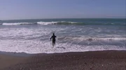 Surfer betritt das Meer