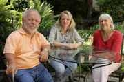 In der Dorfmitte von Sankt Alban besucht die Moderatorin Familie Wasem in ihrem schönen, alten Landhaus mit dem bezaubernden Garten, den Ingeborg Wasem mit viel Geduld und Hingabe pflegt. Die Familie zog von Frankfurt am Main an die Appel. Dort war Volker Langgut-Wasem Behindertenbeauftragter der Stadt. Als kleinwüchsiger Mensch hat er eine ganz eigene Perspektive, wenn es um den Begriff „heile Welt“ geht. Weitere Fotos auf Anfrage.