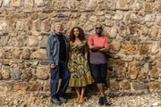 Von links: Simcha Jacobovici, Afua Hirsch und Samuel L. Jackson erzählen die Geschichte des transatlantischen Sklavenhandels.