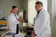 Dr. Rolf Kaminski (Udo Schenk, li.) versucht Hans-Peter Brenner (Michael Trischan, re.) vor sich selbst zu schützen. Hans-Peters Mutter kann in den Augen der gesamten Ärzteschaft den Krebs einfach nicht mehr besiegen, dafür ist er zu weit fortgeschritten. Doch Hans-Peter wälzt sämtliche Studien, alle Bücher, jeden noch so kleinen Strohhalm ergreift er.