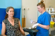 Annette Zimmerman bei der mRNA-Impfung mit Krankenschwester Janina Wiese: Annette erhofft sich durch die mRNA-Spritze, dass der Krebs nie mehr wieder kommt.
