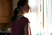 Frances (Alison Oliver) braucht etwas Zeit für sich. Daher fasst sie kurzerhand den Entschluss, ihre Eltern zu besuchen. Doch selbst dort kann sie nicht aufhören an das zu denken, was auf der Party passiert ist.