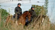 "Hallo Nachbarn“ ist die neue Reportage-Reihe am rbb-Vorabend mit außergewöhnlichen Geschichten über Menschen und Orte. Die Filme tauchen in Lebenswelten aus Stadt und Land ein, lassen die Leute vor Ort berichten und erzählen vom Leben in der Region, zwischen Spree und Havel, Luxushotel und Heuherberge, Streetlife und Hofladen: Wir in Berlin und Brandenburg. - Die Reiterstaffel der Bundespolizei auf Streife an Bahnanlagen.