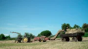 Heu-Ernte noch wie früher mit der Kleinballen-Presse, kein Plastik. Sie machen auf dem Hof keine Gras-Silage in Plastikfolie.