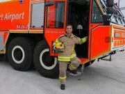 Flugzeuge gelten als sicherstes Verkehrsmittel. Für die Sicherheit muss einiges geleistet werden. "PUR+"-Moderator Eric Mayer nimmt an einer Übung der Flughafen-Feuerwehr am Frankfurter Flughafen teil. Wie schnell kann er einen Triebwerksbrand löschen?