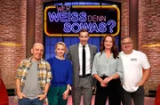 Moderator Kai Pflaume (M.) und seine Rateteam-Kapitäne Bernhard Hoëcker (l.) und Elton (r.) begrüßen in dieser Sendung die Schauspielerin Anna Maria Mühe (2.v.l.) und die Schauspielerin Natalia Wörner (2.v.r.).